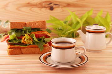 おいしそうなサンドイッチとコーヒー
