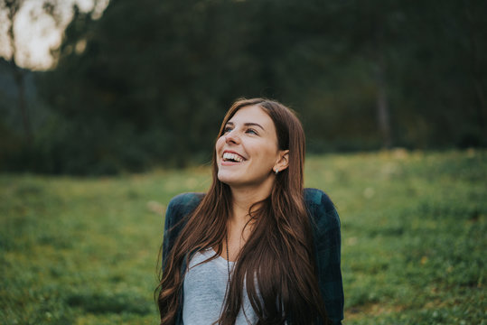 Chica feliz en medio del bosque