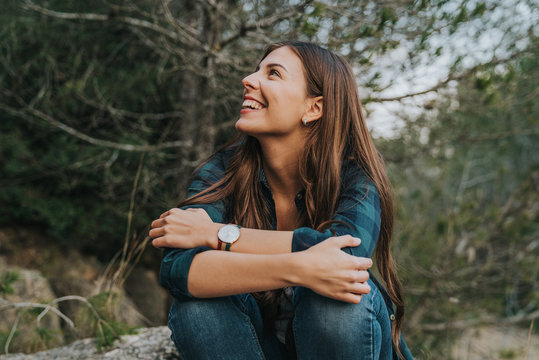 Chica feliz en medio del bosque