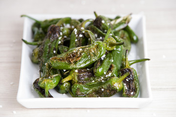 Angerichtete Bratpaprika mit grobem Salz