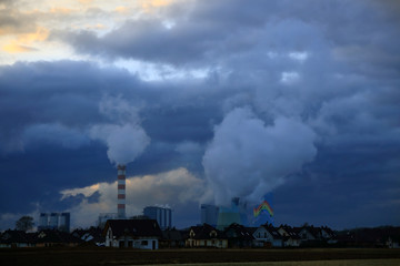 Dymiące kominy elektrowni węglowej w Opolu wieczorem, osiedle domków jednorodzinnych. - obrazy, fototapety, plakaty
