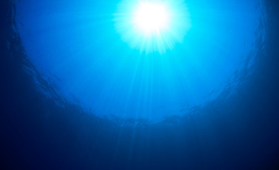 Fototapeta premium Sunburst over the ocean surface on a tropical coral reef