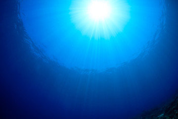 Sunburst over the ocean surface on a tropical coral reef - obrazy, fototapety, plakaty