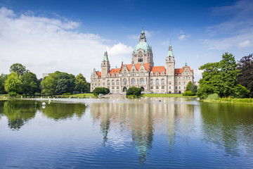 Obraz premium Neues Rathaus Hannover mit Maschteich