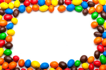 рамка с цветных конфет на белом фоне