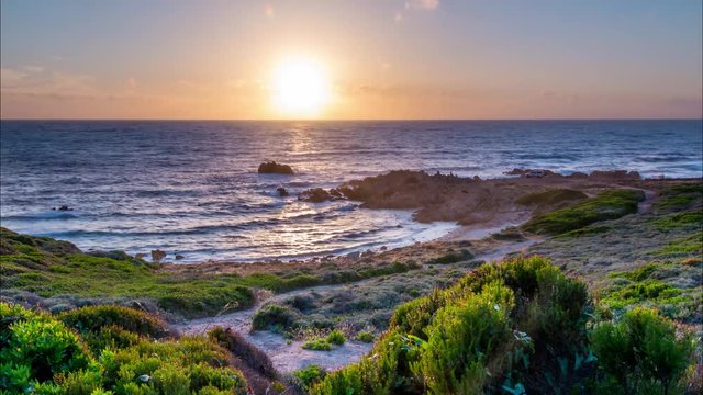 Time lapse coucher de soleil temps clair depuis une plage en Corse, Ajaccio