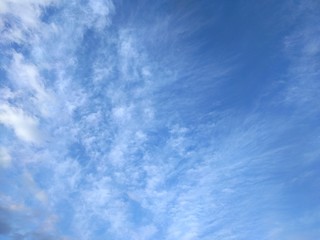 青空にはけ雲とスジ雲