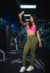 Obraz premium Young woman take self photo