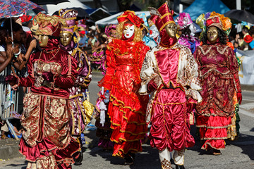 Magnifiques costumes à la parade du littoral à Kourou en Guyane française 