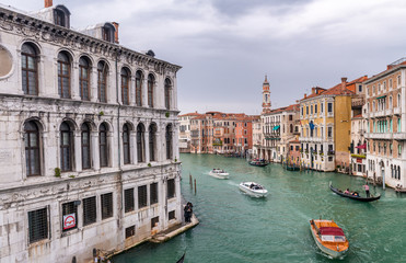 Fototapeta na wymiar VENICE - APRIL 5, 2014: Tourists near Rialto Bridge. Venice is a famous tourist attraction in Europe