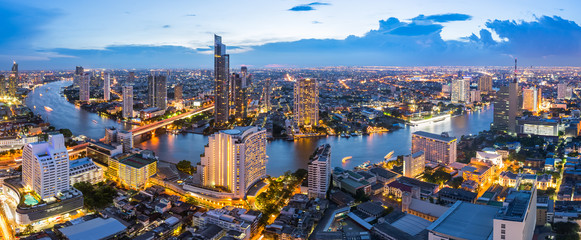 Naklejka premium Panorama Bangkoku z rzeką Chaophraya w scenie zmierzchu