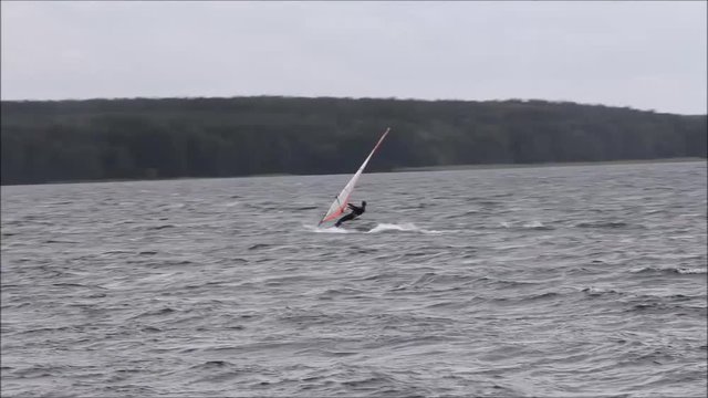 Windsurfer beim Surfen auf See im WInd