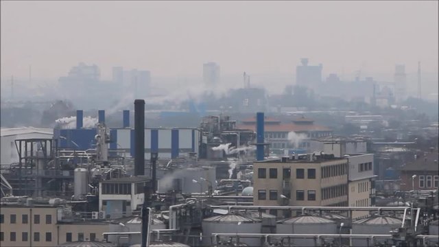 Industrie Fabrik mit Schornstein rauchend Luftverschmutzung