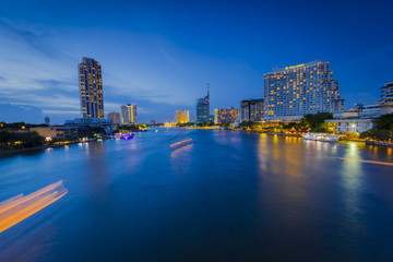 Fototapeta na wymiar View of the Chao Phraya River and Bangkok Metropolitan from Taksin Bridge