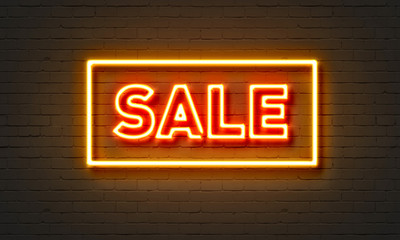 Obraz premium Sale neon sign on brick wall background.