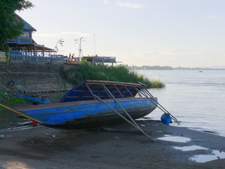 Obraz premium Drydock boat on the side of a river