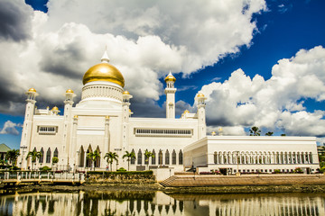 Fototapeta na wymiar Sultan Omar Ali Saifuddin Mosque