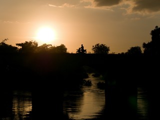 Obraz premium Motorbike rider on bridge