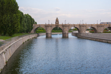 Fototapeta premium Puente de Toledo en el Parque de Madrid Río