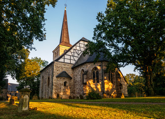 Mittelalterliche Dorfkirche in Bochum-Stiepel. Ruhrgebiet, Deutschland, Europa