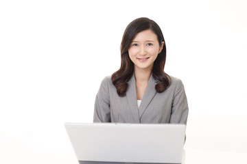ノートパソコンで仕事中のビジネスウーマン