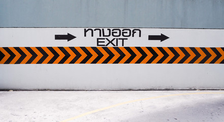 Turn right to exit, sign on the wall