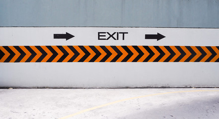 Turn right to exit, sign on the wall