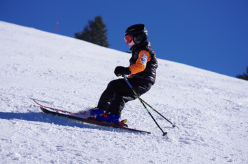 Fototapeta na wymiar sports d'hiver - enfant au ski 