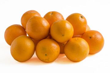 Oranges en tas sur fond blanc
