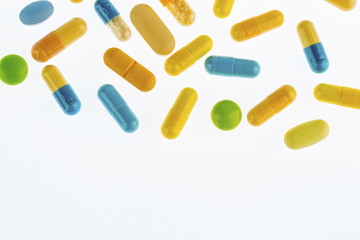 Tabletten auf hellem Hintergrund