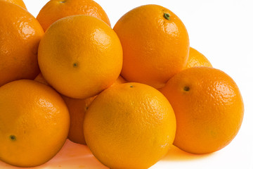 Oranges en tas sur fond blanc