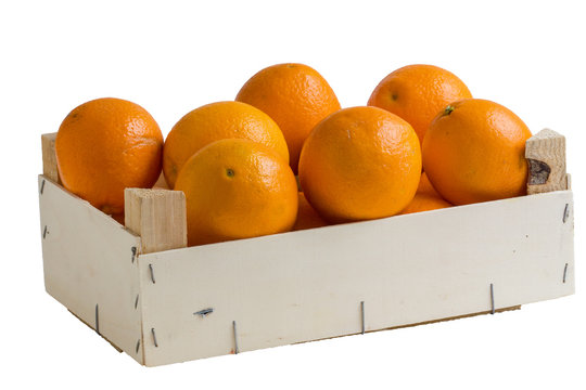 Oranges dans une cagette sur fond blanc