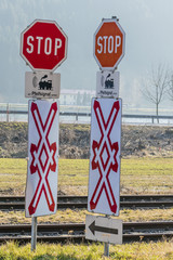 Stopschilder Bahnübergang Pfeifsignal