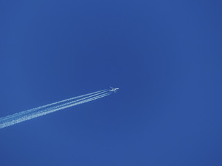 Flugzeug mit Kondensstreifen