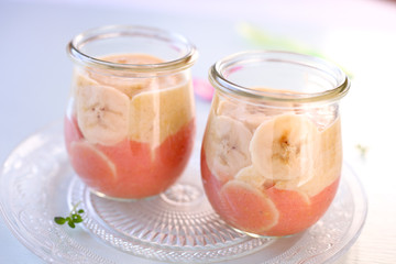 Leckere Smoothies mit Bananen- Scheiben