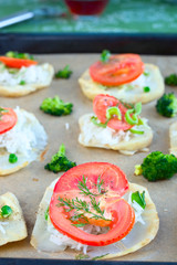 Sellerie mit Tomatenscheiben