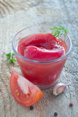 Tomatenstücke im Glas