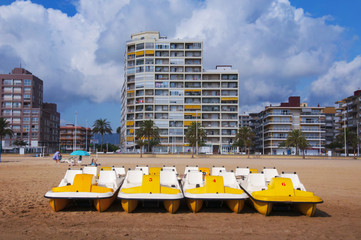 Patines acuáticos en la playa