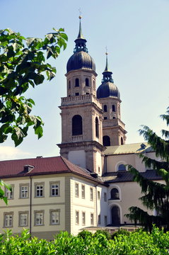 Jesuitenkirche Innsbruck im Spiegelbild einer Pf&uuml;tze