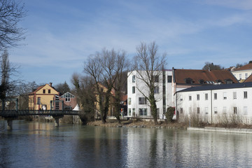 Naklejka premium Fachhochschule Steyr und Museum Arbeitswelt vor dem Fluß Steyr
