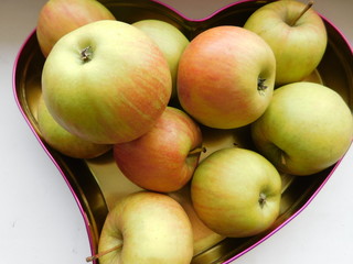 Metal heart repleted by apples