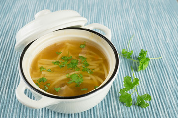 Frische Brühe mit Petersilie und Suppennudeln