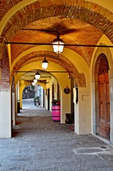 Fototapeta na wymiar Vecchi archi in mattoni nel borgo medievale di Greve in Chianti , Firenze, Toscana Italia