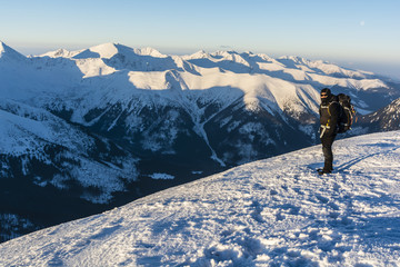 Obraz premium Hiker with backpack on the background of a mountain landscape.