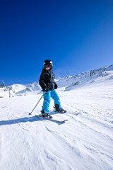 Fototapeta na wymiar Young boy snow skiing