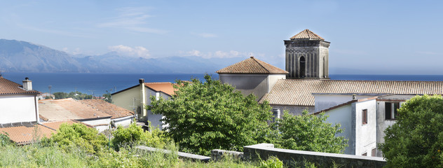 Blick über Policastro Bussentino auf den Golf und die Küstenlinie in Richtung Maratea © heiwa