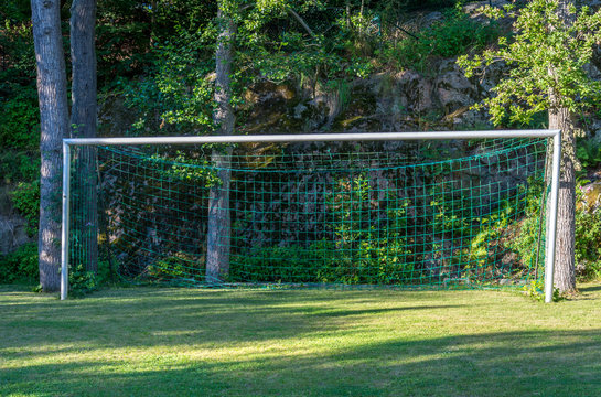 Ett enkelt fotbollsmål i en liten glänta i ett villaområde på Värmdö