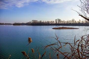 Isola in mezzo al lago azzurro