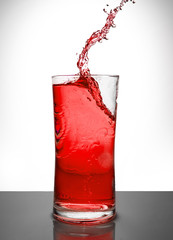 bicchiere con liquido rosso splash