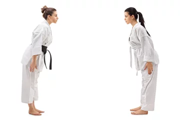 Crédence de cuisine en verre imprimé Arts martiaux Deux jeunes femmes vêtues de kimonos s& 39 inclinant l& 39 une vers l& 39 autre